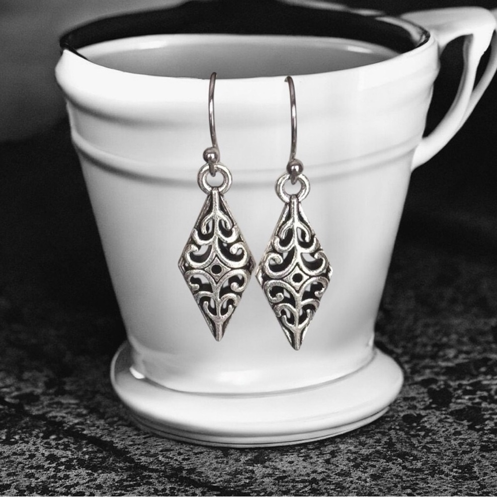 5 For $25💫Alternative Silver Filigree Diamond Shaped Earrings